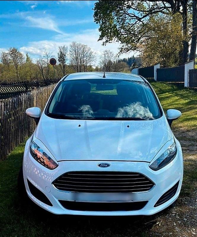 Gebraucht Ford Fiesta 101 PS (74 kW) 2014 Weiß Kleinwagen