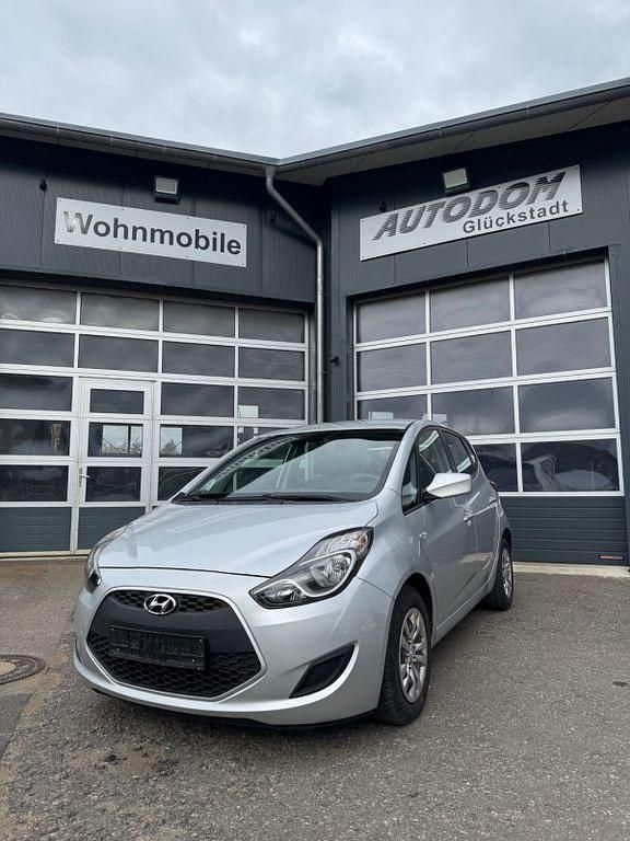 Silber Gebraucht 2018 Hyundai ix20 Classic Van / Kleinbus | 7.899 € (Guter Preis) - Bild 1/4