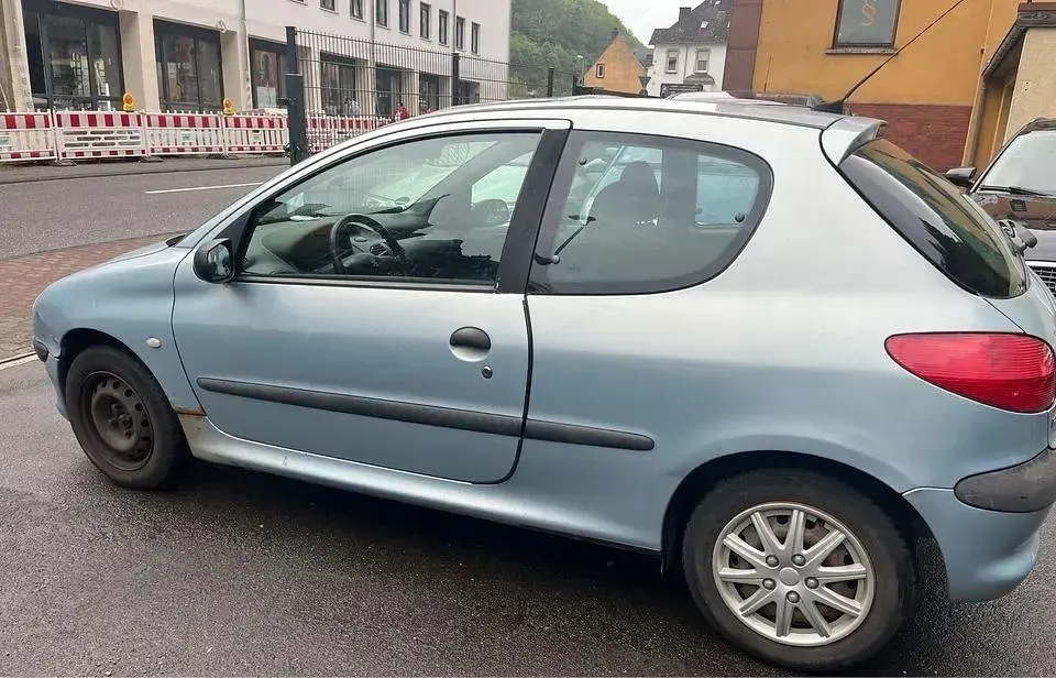Używany Peugeot 206 60 KM (44 kW) 2001 Niebieski Hatchback