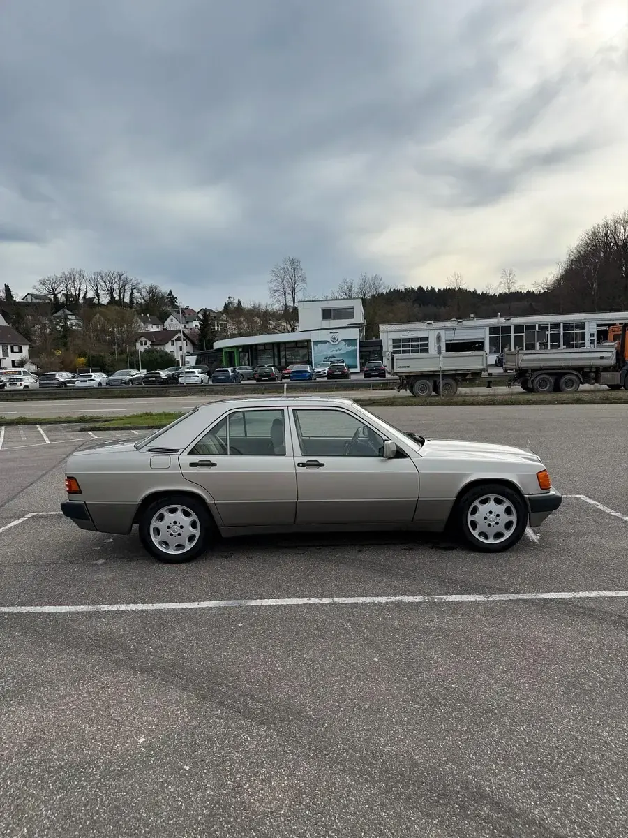 Gebraucht Mercedes 190 136 PS (100 kW) 1990 Grau Limousine