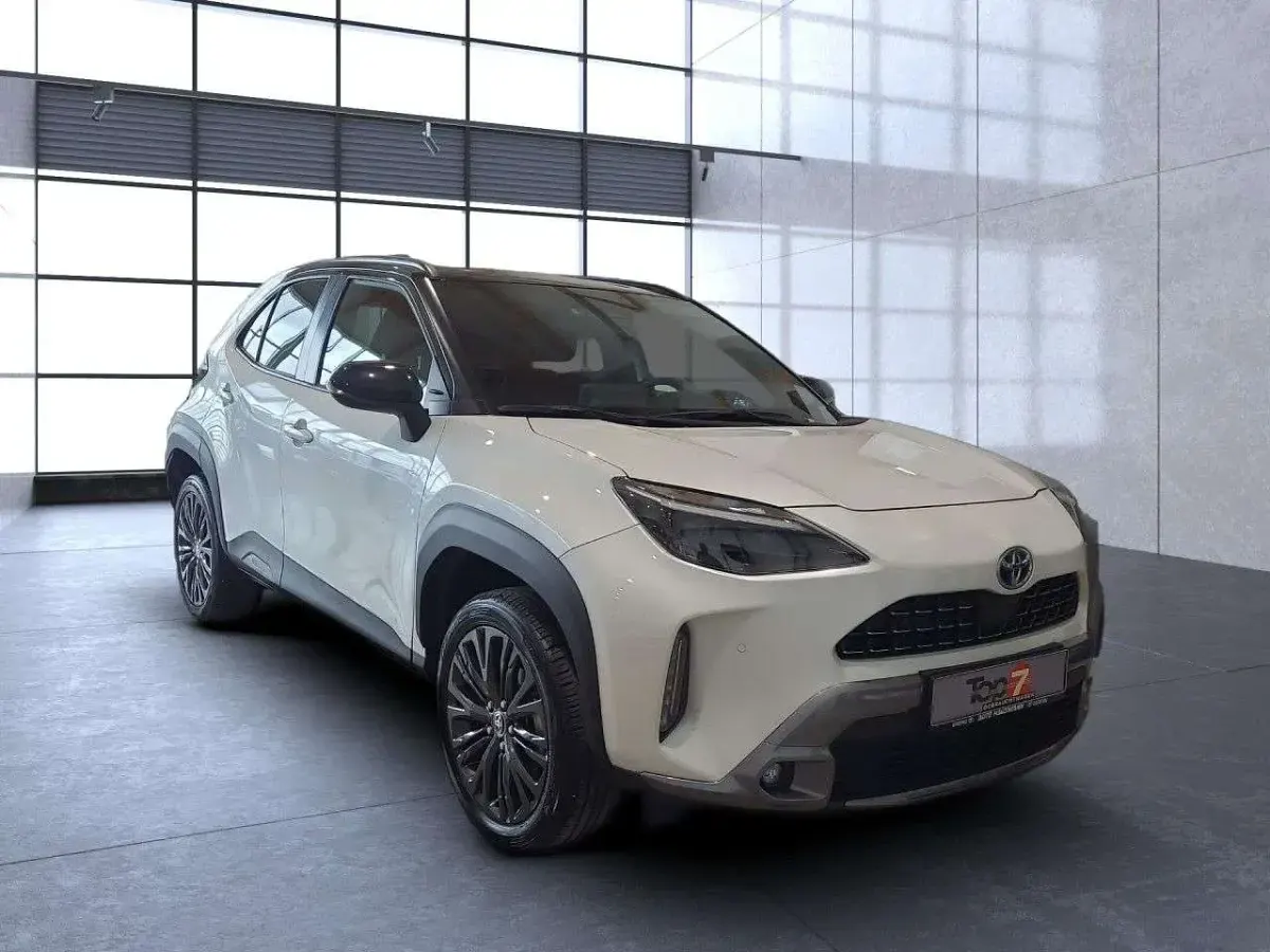 Gebraucht Toyota Yaris Cross 116 PS (85 kW) 2023 Platinsilber SUV