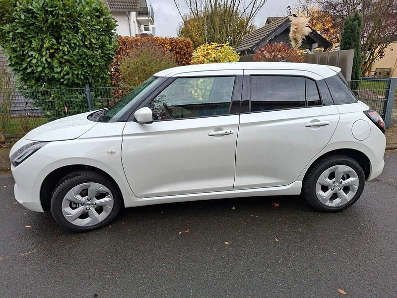 Weiß Gebraucht 2024 Suzuki Swift Comfort Kleinwagen | 16.900 € (Guter Preis) - Bild 1/4