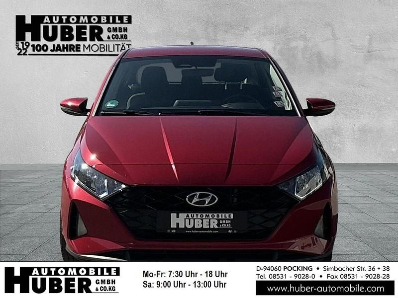 Rot metallic Gebraucht 2021 Hyundai i20 Trend Limousine | 13.890 € (Fairer Preis) - Bild 1/4
