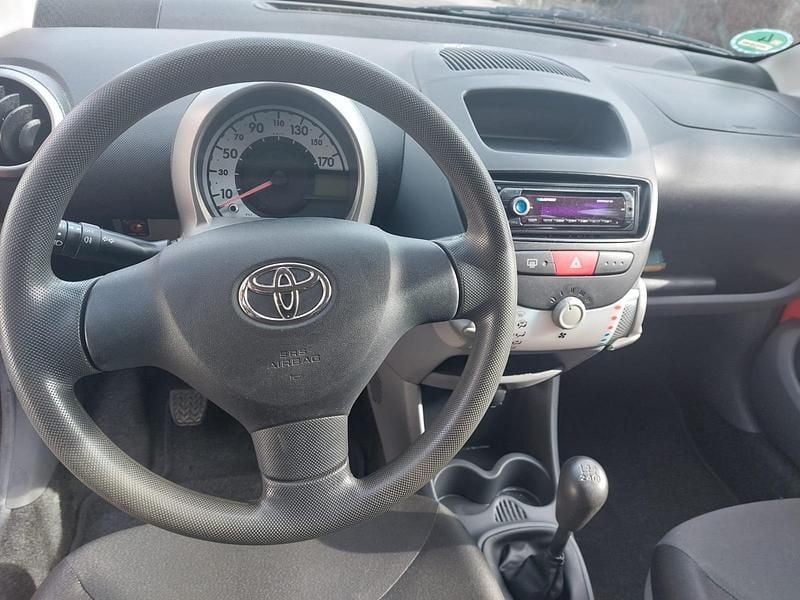 Gebraucht Toyota Aygo 68 PS (50 kW) 2007 Rot Kleinwagen