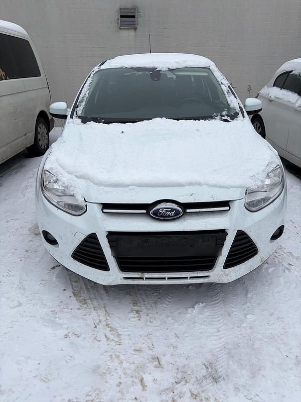 Weiß Gebraucht 2013 Ford Focus Kombi | 2.500 € (Superpreis) - Bild 1/4