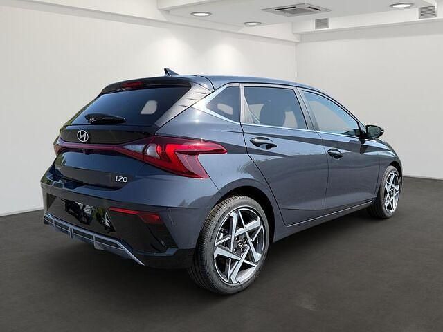 Neu Hyundai i20 Prime 101 PS (74 kW) 2025 Purple (aurora grey / met) Limousine