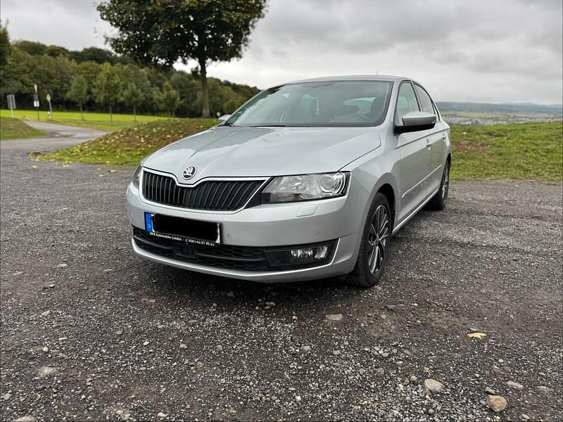 Silber Gebraucht 2015 Skoda Rapid Limousine | 9.990 € (Fairer Preis) - Bild 1/4