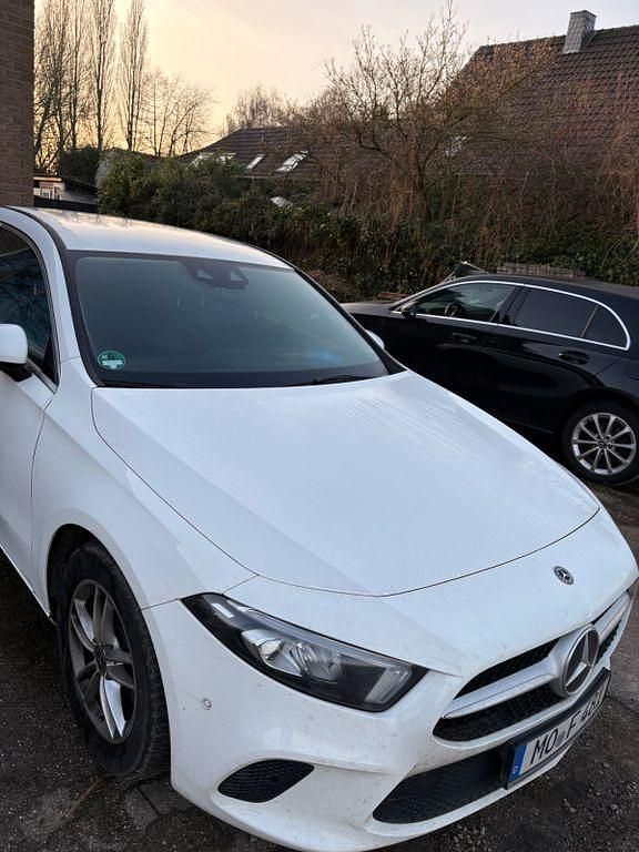 Weiß Gebraucht 2018 Mercedes A180 Limousine | 18.000 € (Guter Preis) - Bild 1/4