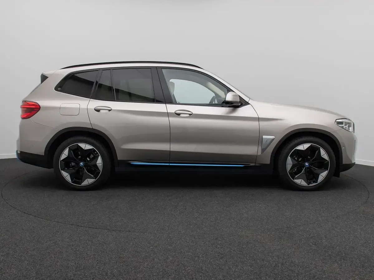 Gebraucht BMW iX3 Impressive 210 kW (286 PS) 2021 Kaschmirsilber  a72 SUV