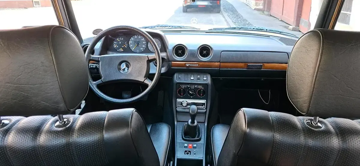 Gebraucht Mercedes 230 136 PS (100 kW) 1983 Gelb Limousine