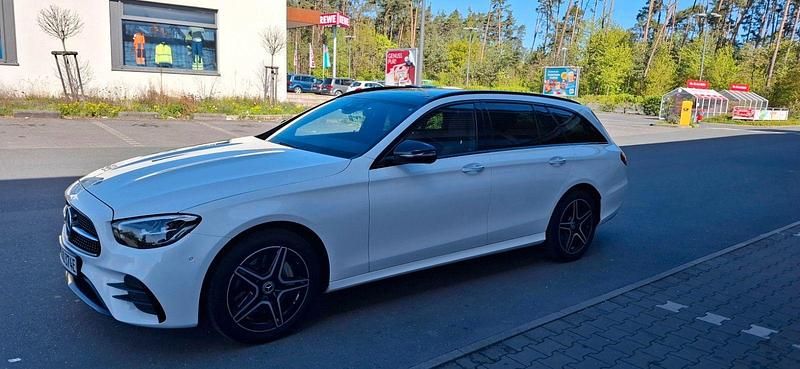 Weiß Gebraucht 2021 Mercedes E300 AMG line Plus Kombi | 29.950 € (Fairer Preis) - Bild 1/4