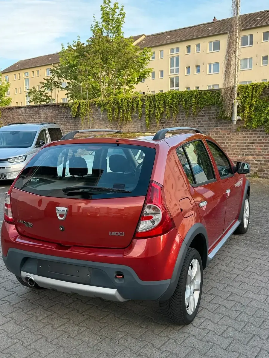 Gebraucht Dacia Sandero 68 PS (50 kW) 2010 Rot Limousine