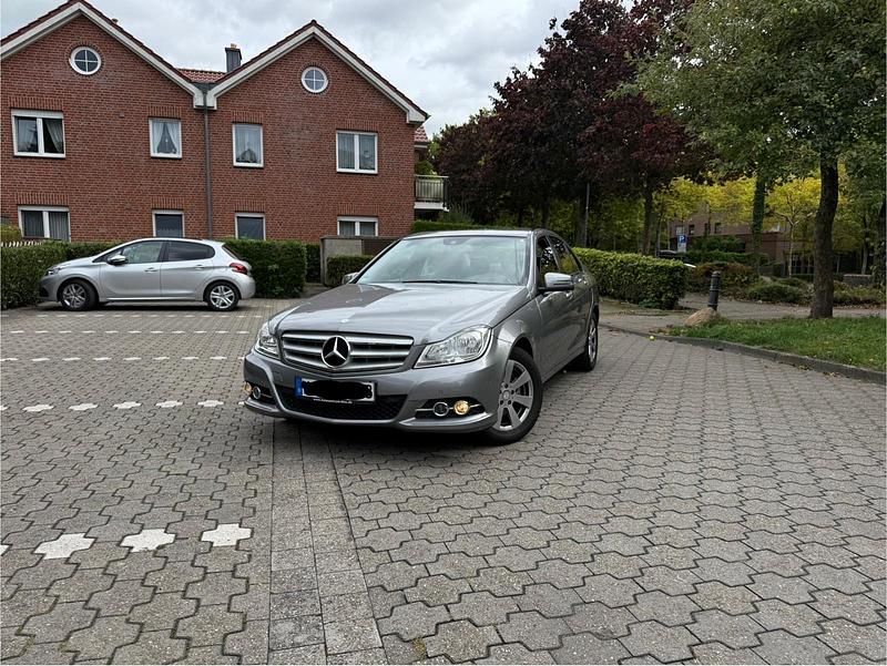 Grau Gebraucht 2011 Mercedes C180 Limousine | 8.000 € - Bild 1/4