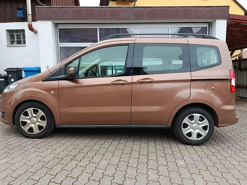 Braun Gebraucht 2016 Ford Tourneo Courier Trend Van / Kleinbus | 5.600 € (Superpreis) - Bild 1/4
