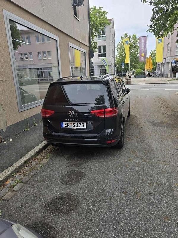 Schwarz Gebraucht 2022 VW Touran Active Van / Kleinbus | 32.000 € (Teuer) - Bild 1/4