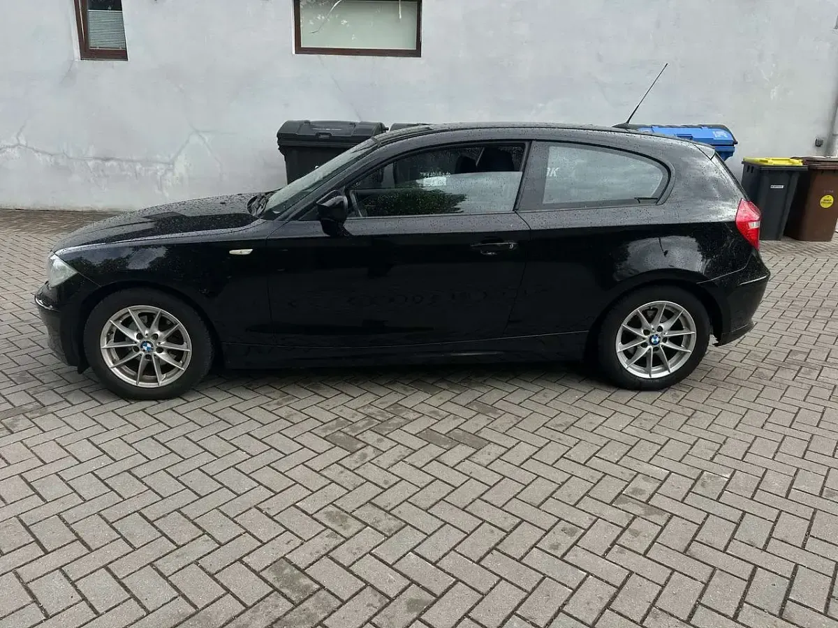 Gebraucht BMW 116 122 PS (89 kW) 2010 Schwarz ii Kleinwagen