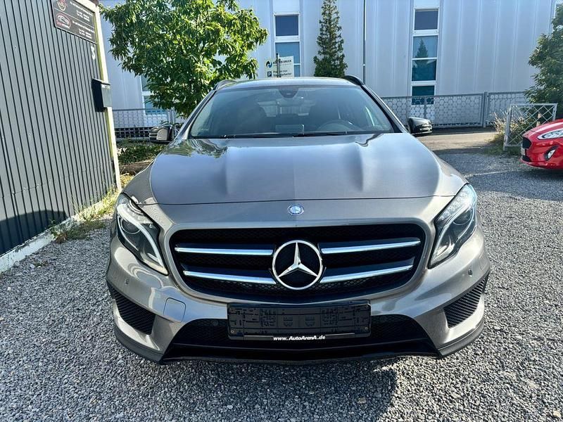 Grau Gebraucht 2016 Mercedes GLA200 AMG line SUV | 18.499 € (Fairer Preis) - Bild 1/4