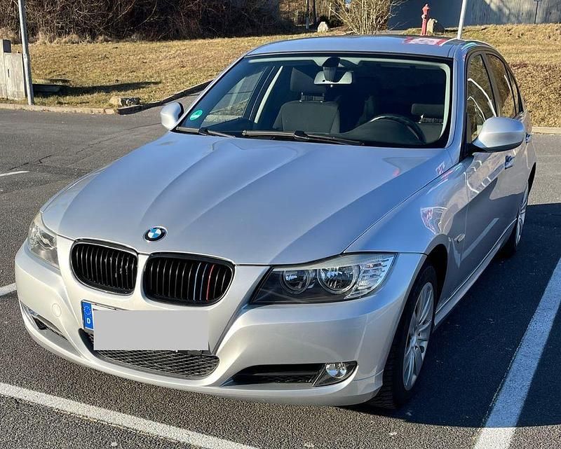 Silber Gebraucht 2009 BMW 318 Performance Limousine | 2.850 € - Bild 1/4