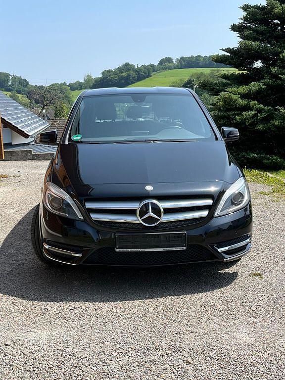 Schwarz Gebraucht 2014 Mercedes B200 Van / Kleinbus | 8.000 € (Guter Preis) - Bild 1/4