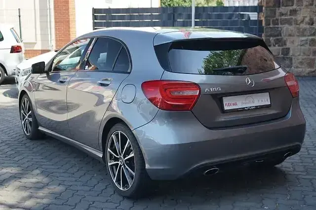 Gebraucht Mercedes A180 122 PS (89 kW) 2015 Mountaingrau Limousine