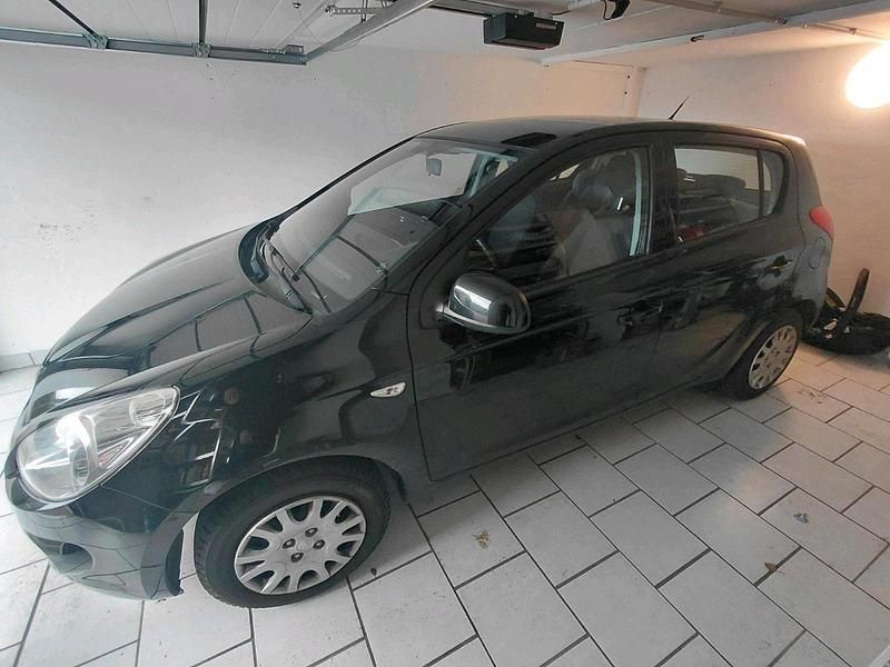 Gebraucht Hyundai i20 77 PS (56 kW) 2012 Schwarz Kleinwagen