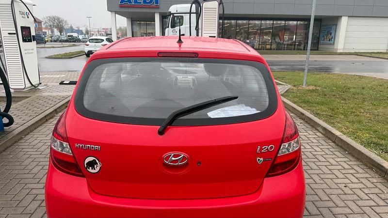 Gebraucht Hyundai i20 77 PS (56 kW) 2010 Rot Kleinwagen