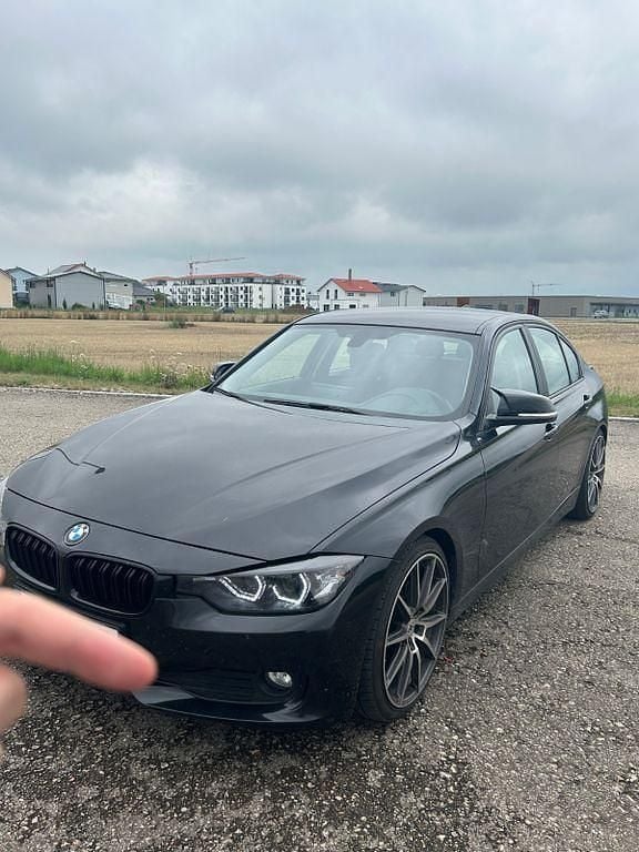 Schwarz Gebraucht 2013 BMW 320 Sport Line Limousine | 8.400 € (Superpreis) - Bild 1/4
