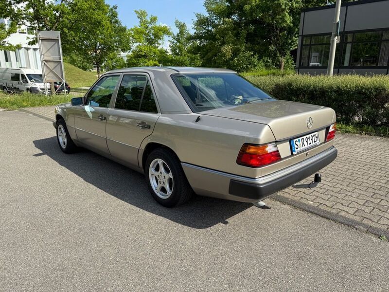Grau Gebraucht 1992 Mercedes E220 Limousine | 8.900 € - Bild 1/4