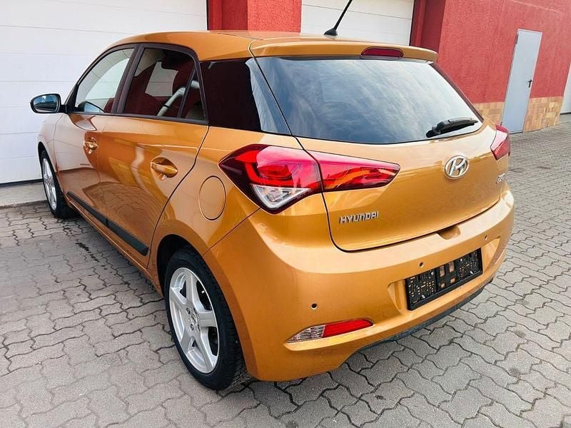 Gebraucht Hyundai i20 84 PS (61 kW) 2015 Gold Limousine