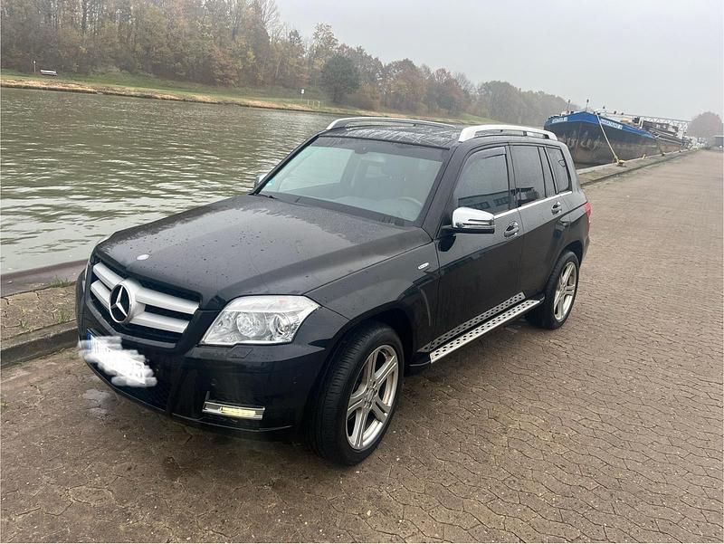 Schwarz Gebraucht 2011 Mercedes GLK220 SUV | 10.550 € (Fairer Preis) - Bild 1/4