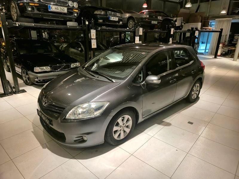 Grau Gebraucht 2011 Toyota Auris Edition Limousine | 3.850 € (Guter Preis) - Bild 1/4
