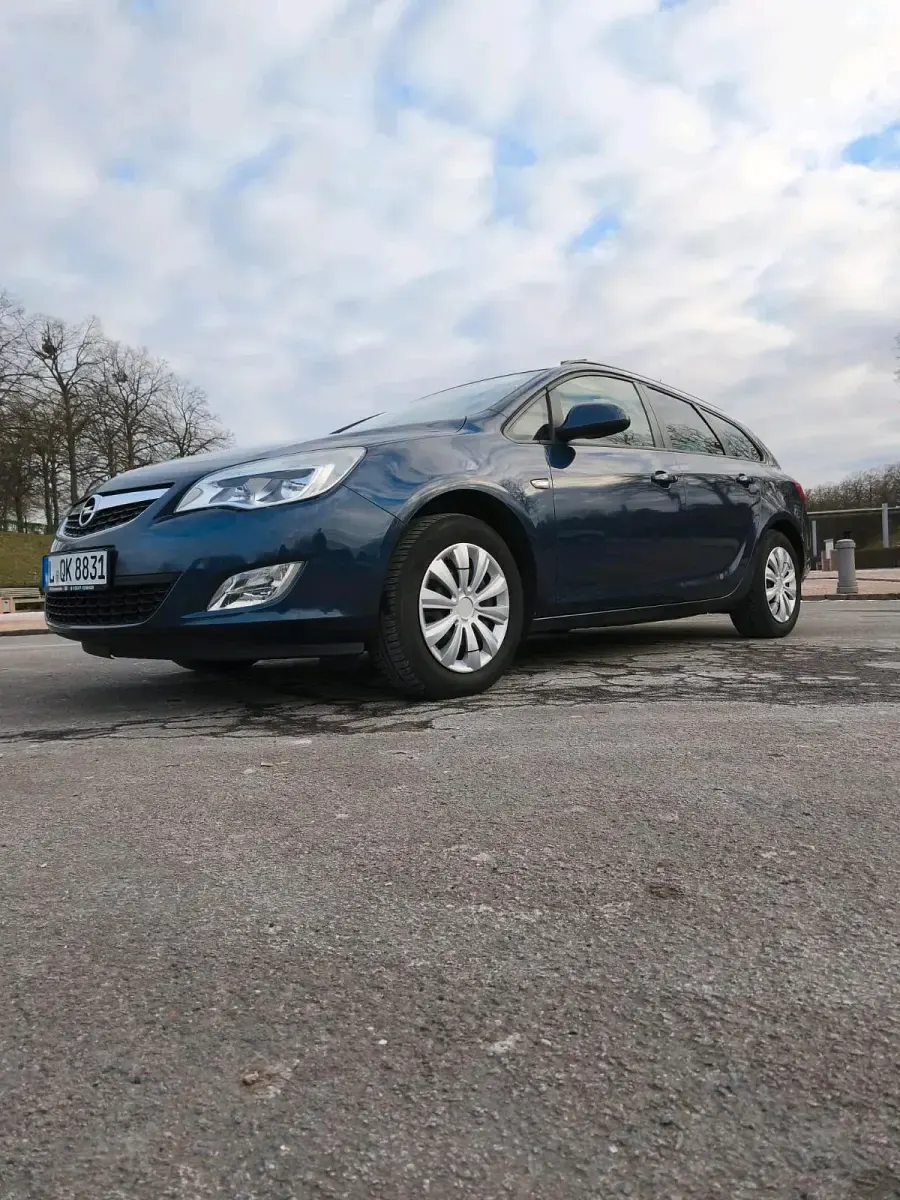 Gebraucht Opel Astra 101 PS (74 kW) 2011 Blau Kombi