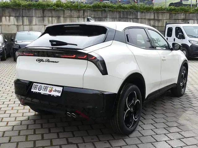 Nouă Alfa Romeo Junior Ti 145 CP (106 kW) 2026 Alb SUV