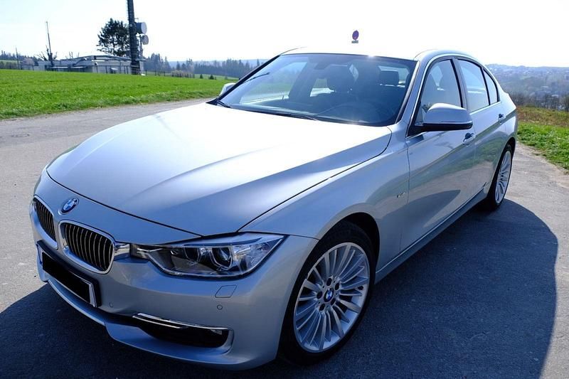 Silber Gebraucht 2012 BMW 328 Luxury Line Limousine | 20.600 € (Fairer Preis) - Bild 1/4