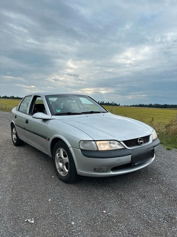 Silber Gebraucht 1998 Opel Vectra Limousine | 600 € (Guter Preis) - Bild 1/4