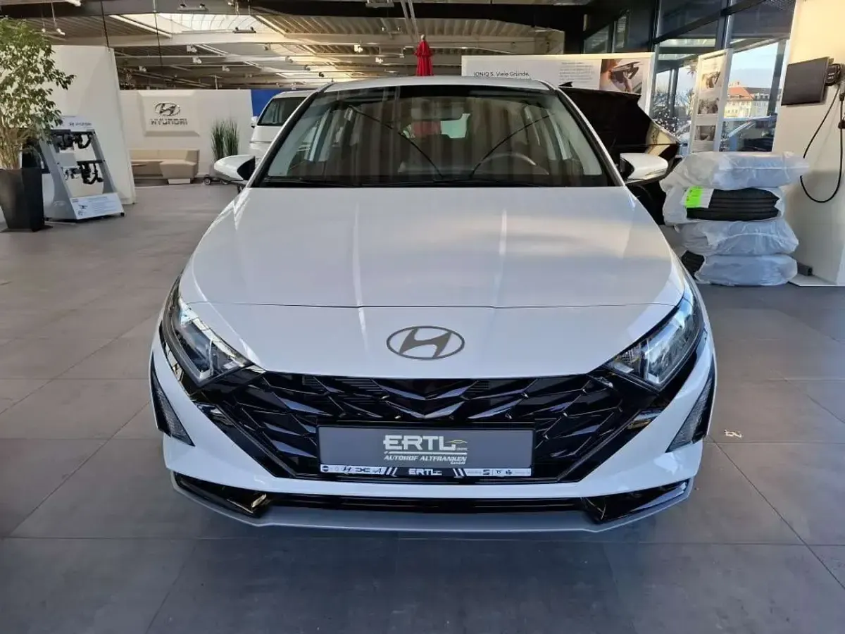 Gebraucht Hyundai i20 Select 101 PS (74 kW) 2025 Atlas white Kleinwagen