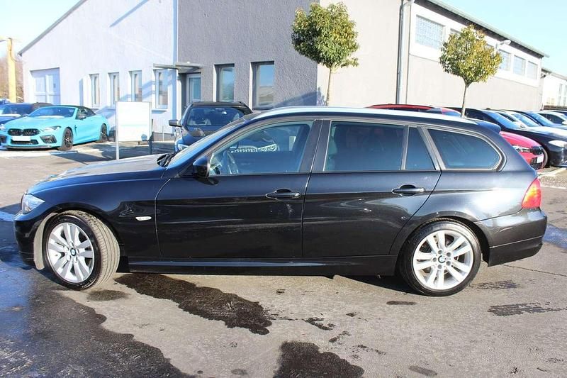 Gebraucht BMW 320 184 PS (135 kW) 2011 Black sapphire metallic Kombi
