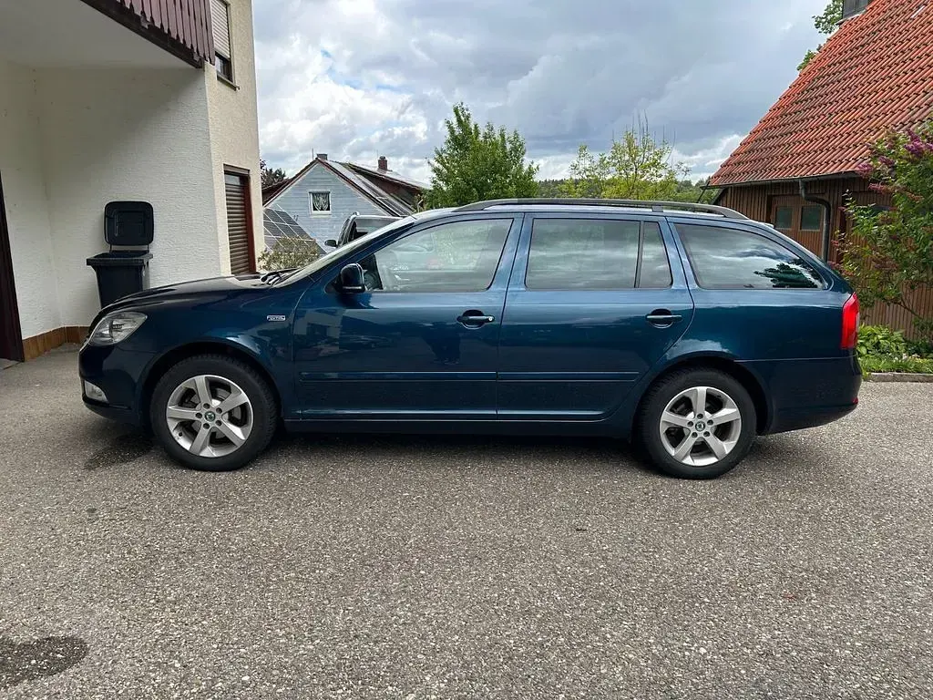 Gebraucht Skoda Octavia Family 105 PS (77 kW) 2011 Blau Kombi
