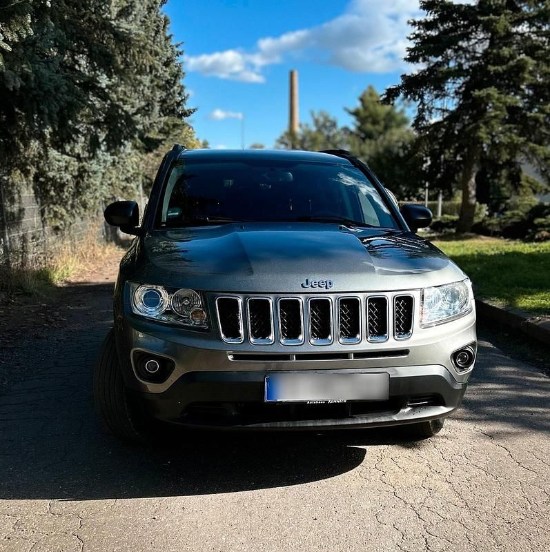 Grau Gebraucht 2013 Jeep Compass SUV | 7.699 € (Fairer Preis) - Bild 1/4
