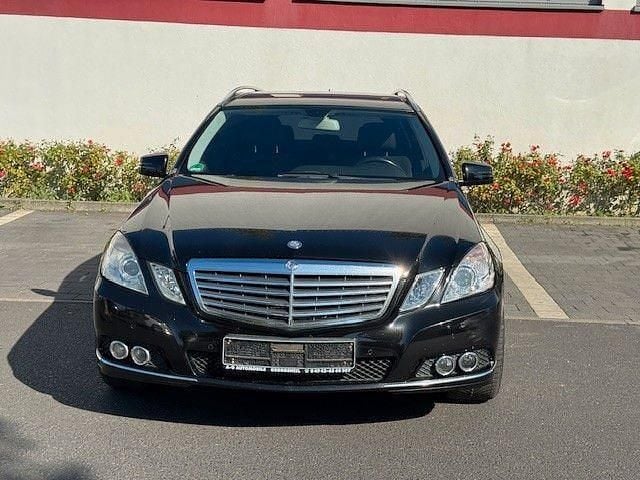 Schwarz Gebraucht 2010 Mercedes E200 Kombi | 6.399 € (Fairer Preis) - Bild 1/4