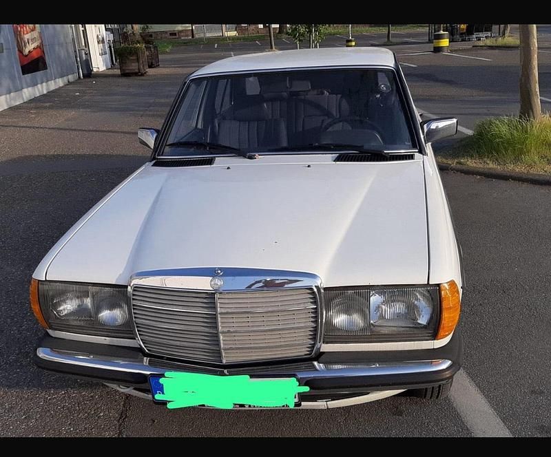 Gebraucht Mercedes 240 72 PS (52 kW) 1984 Weiß Limousine