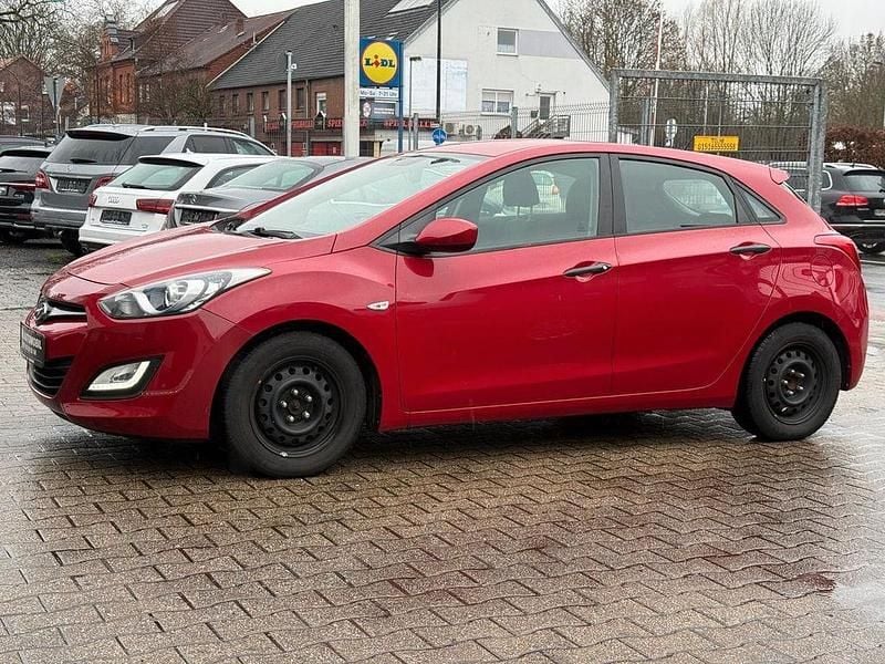 Gebraucht Hyundai i30 Classic 99 PS (72 kW) 2014 Cool red / sol Limousine