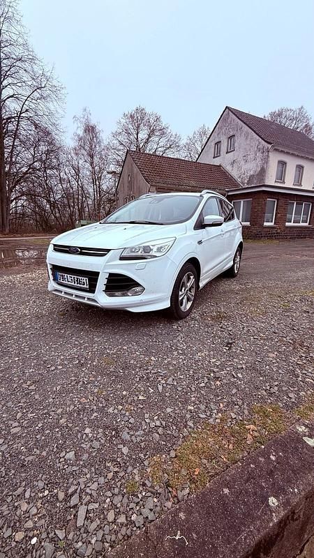 Weiß Gebraucht 2015 Ford Kuga Individual SUV | 9.599 € (Fairer Preis) - Bild 1/4