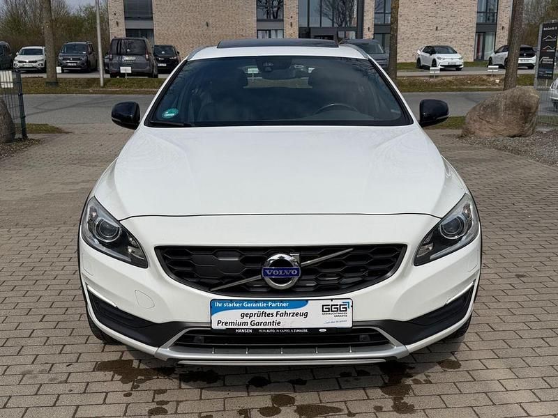 Gebraucht Volvo V60 CC Summum 190 PS (139 kW) 2015 Weiß Kombi