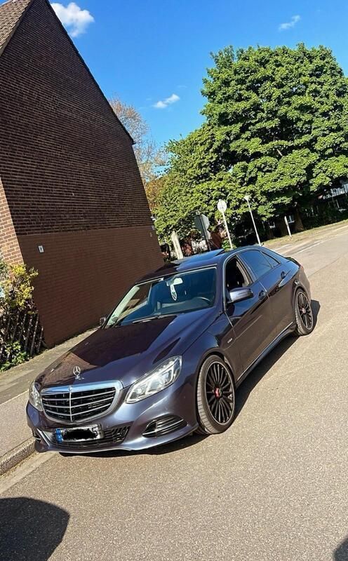 Blau Gebraucht 2014 Mercedes E350 Limousine | 13.800 € - Bild 1/4