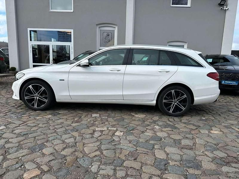 Gebraucht Mercedes C300e Avantgarde 320 PS (235 kW) 2021 Polarweiss Kombi