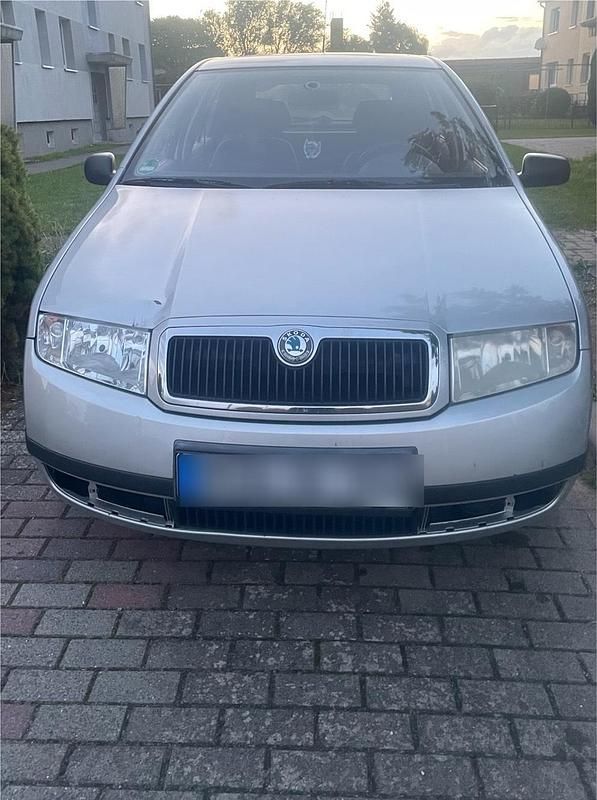 Grau Gebraucht 2002 Skoda Fabia Limousine | 1.000 € (Fairer Preis) - Bild 1/4