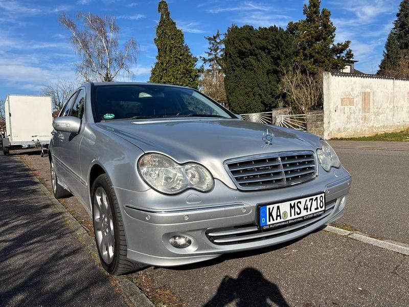 Silber Gebraucht 2005 Mercedes C320 Elegance Limousine | 4.990 € (Fairer Preis) - Bild 1/4