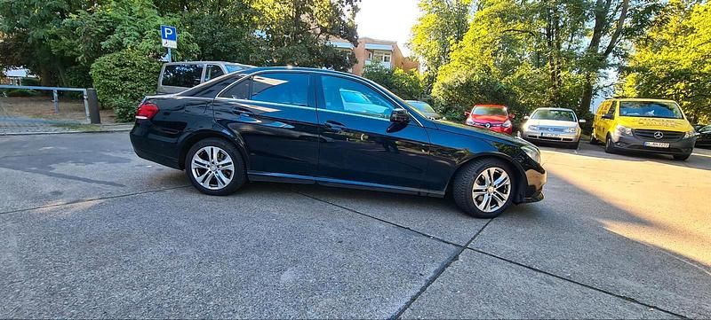 Schwarz Gebraucht 2015 Mercedes E220 Limousine | 16.599 € (Fairer Preis) - Bild 1/4