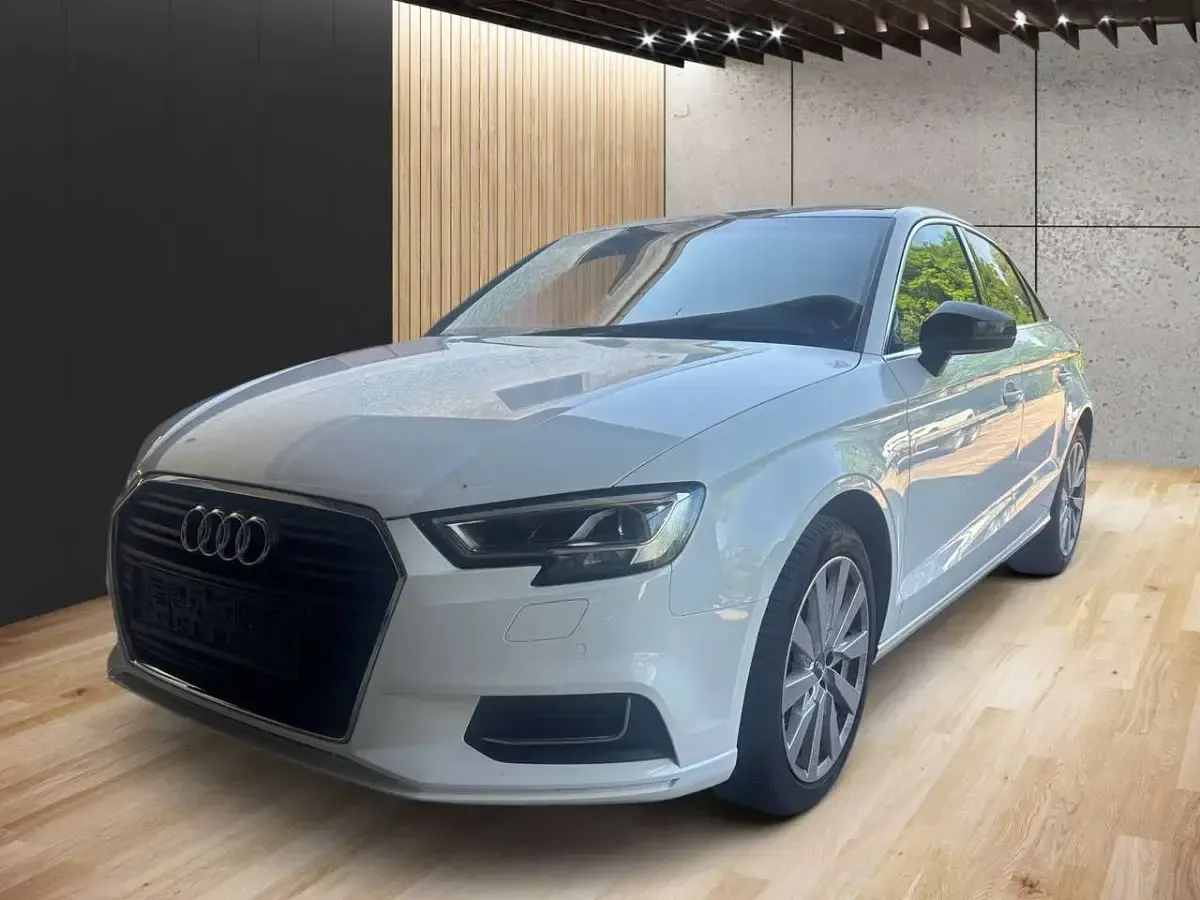 Gebraucht Audi A3 Design 116 PS (85 kW) 2019 Ibisweiß Limousine